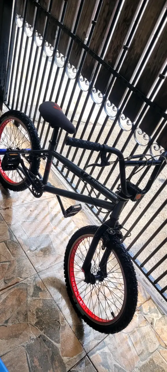 Bicicleta BMX negra y roja - miniatura 1