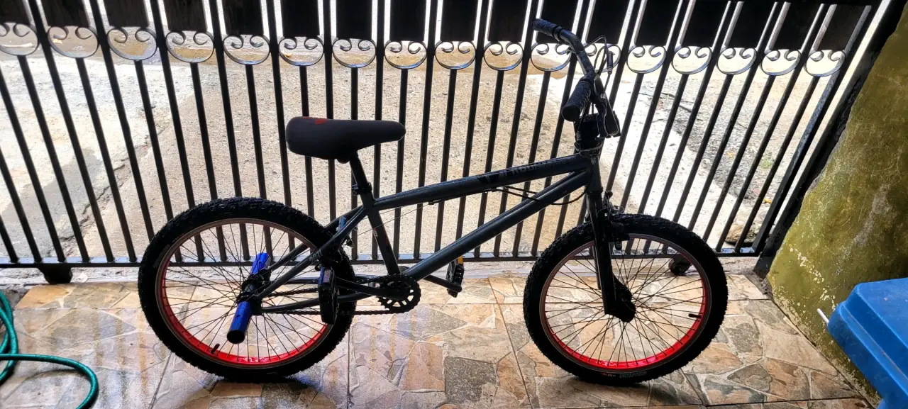 Bicicleta BMX negra y roja - miniatura 2