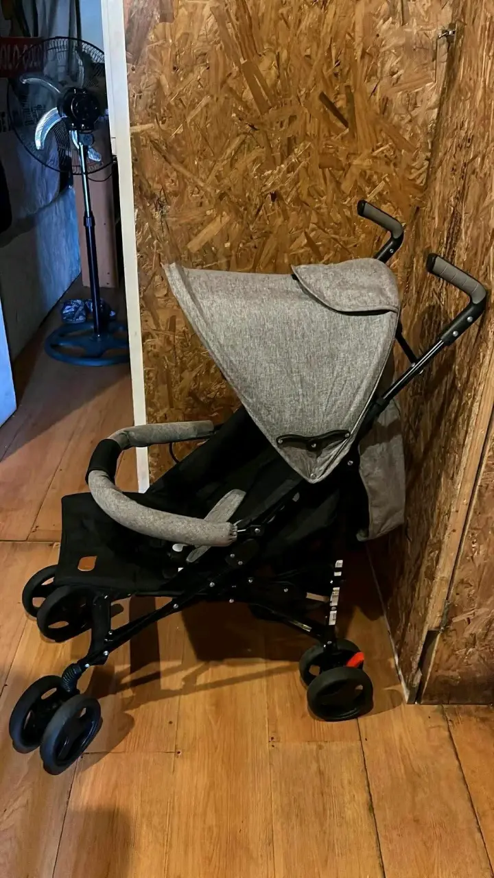 Coche de bebé plegable gris - miniatura 4