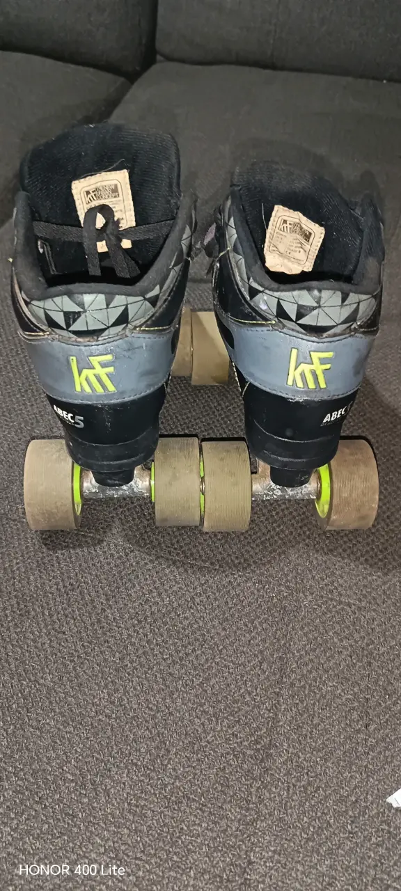 Patines de cuatro ruedas negros - miniatura 2