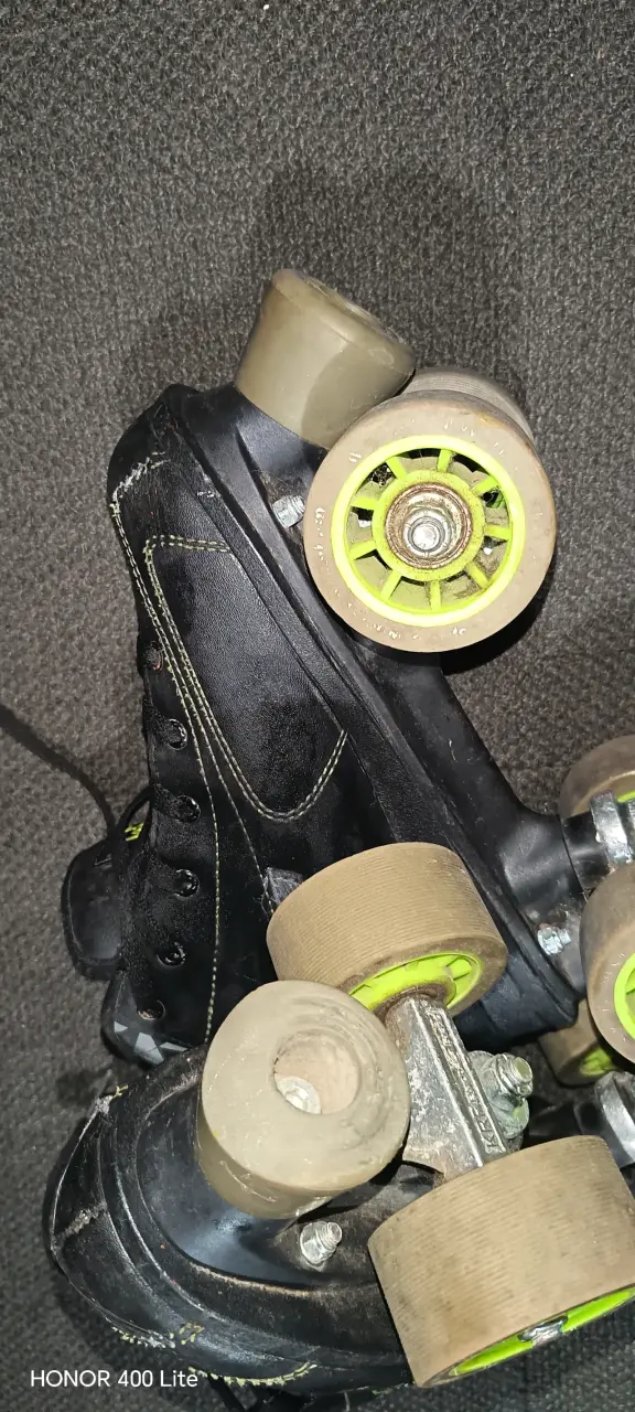 Patines de cuatro ruedas negros - miniatura 3