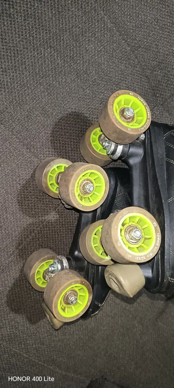 Patines de cuatro ruedas negros - miniatura 4