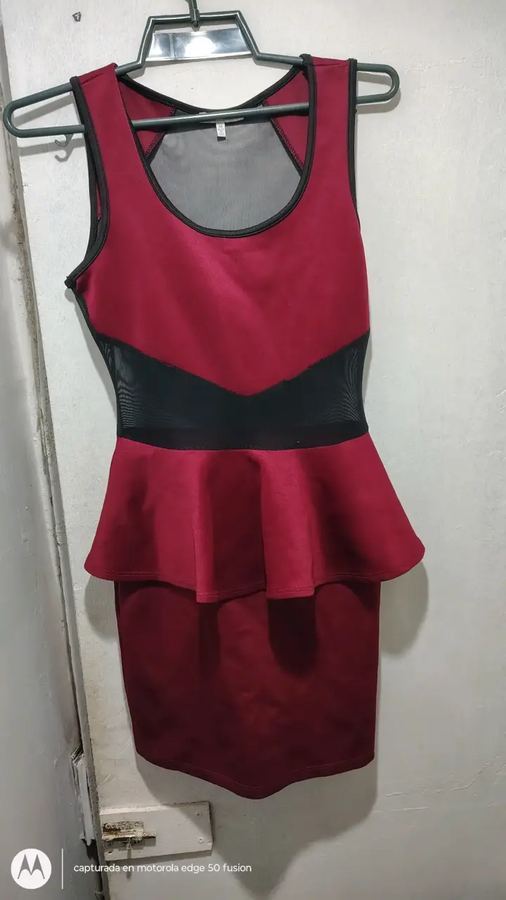 Vestido burdeos con transparencia