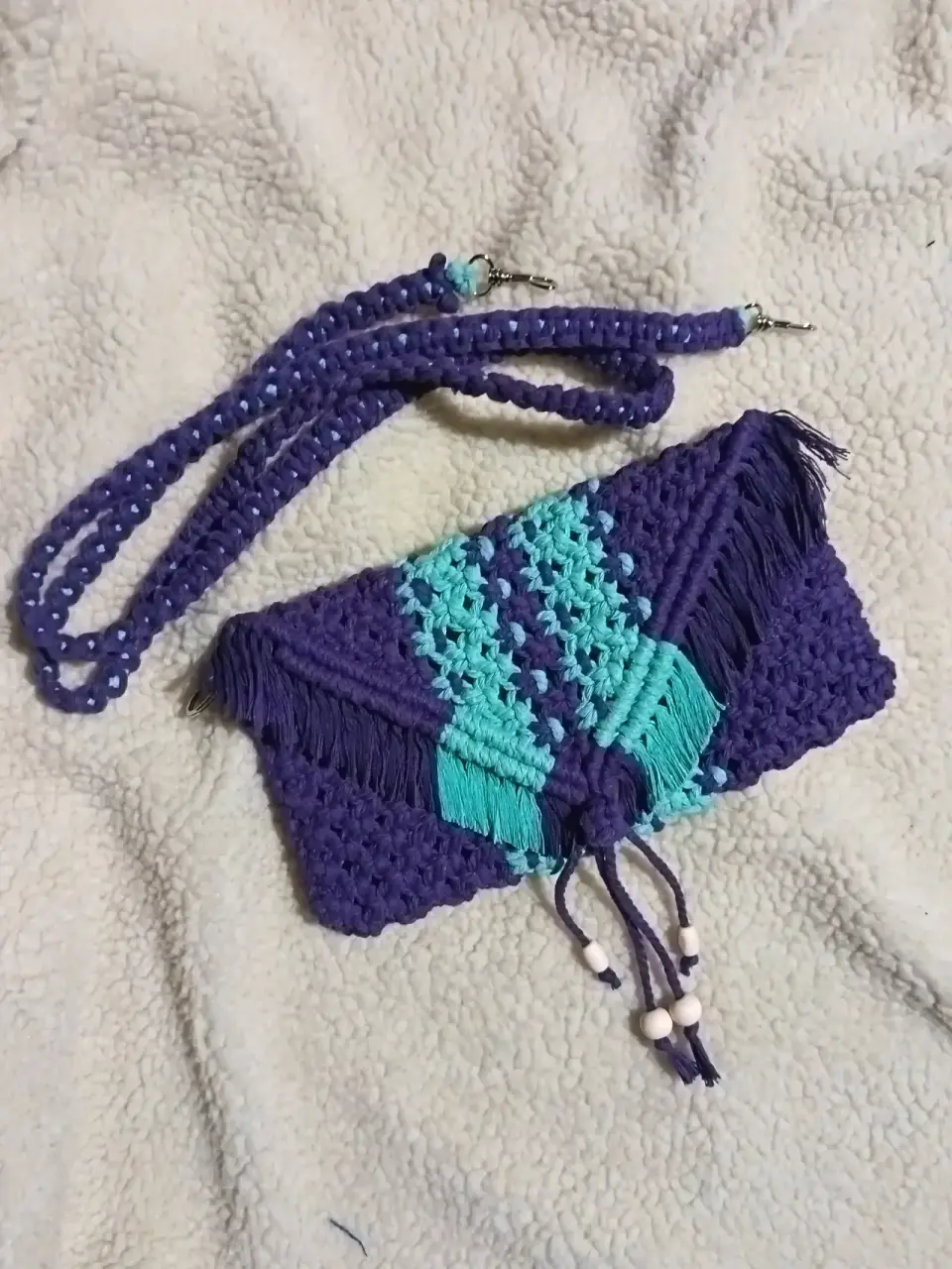 Cartera en  macrame púrpura y celeste - miniatura 1