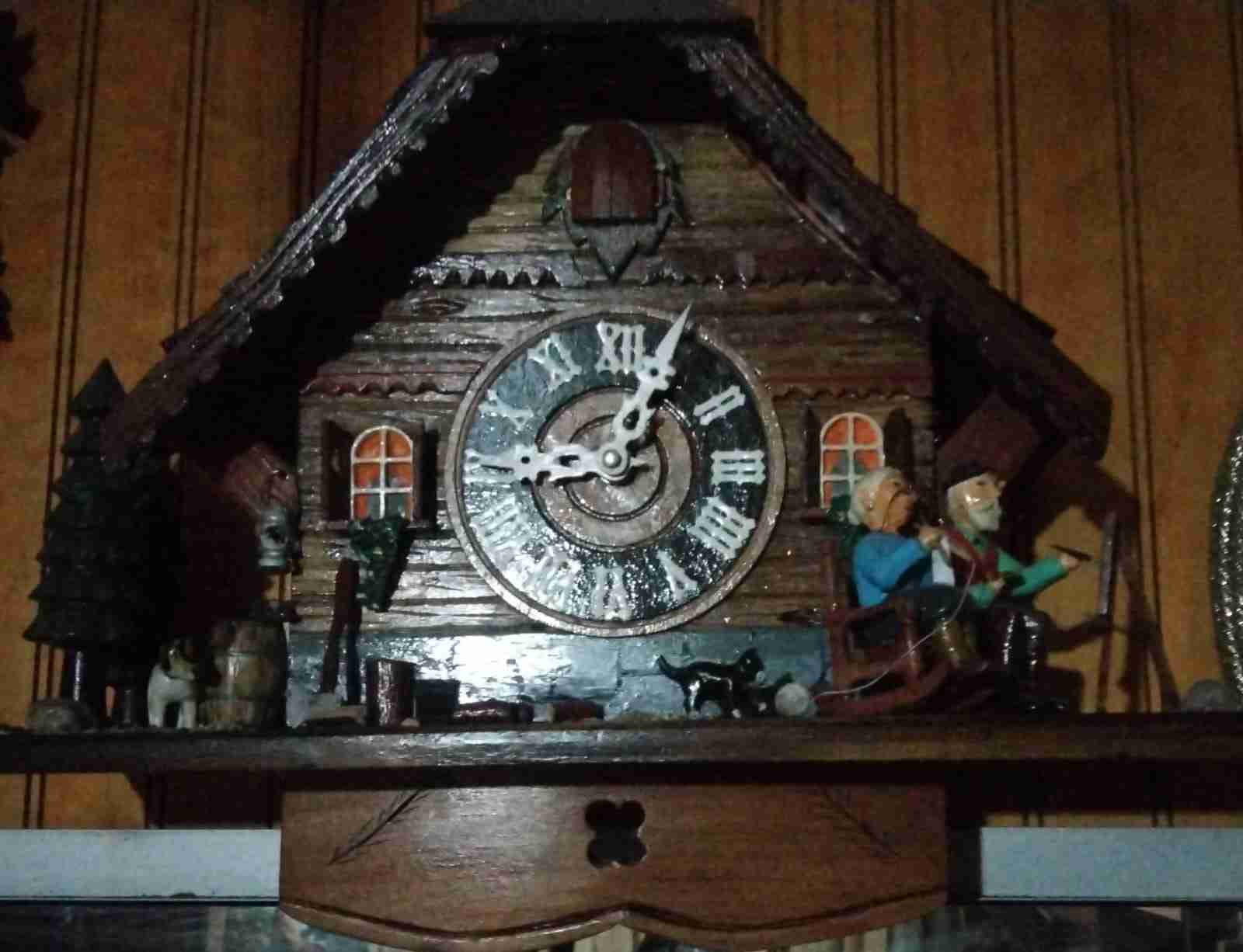 Reloj de cuco, de estilo clasico, hecho en chile