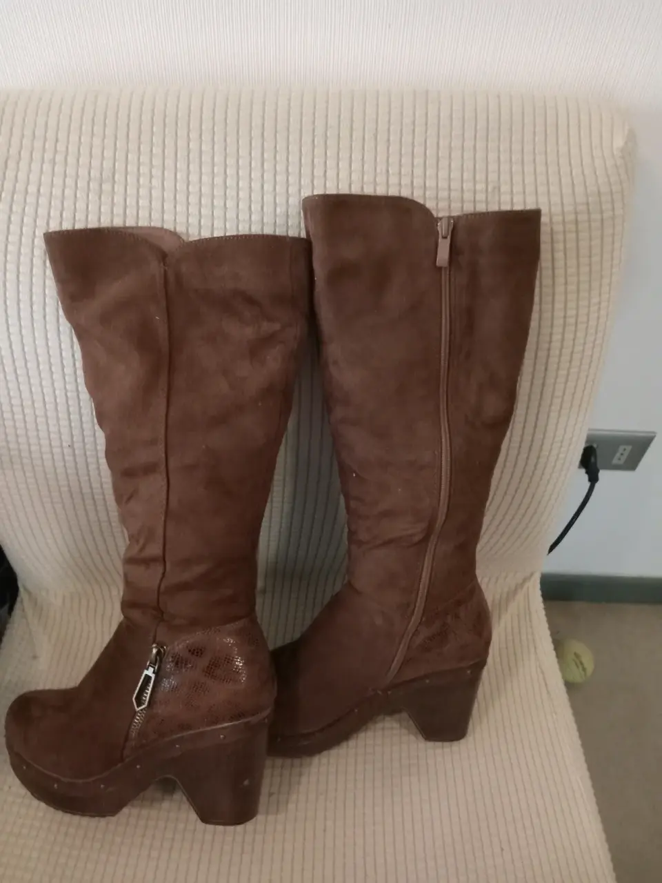 Botas de mujer marrones ycojines $ 6000 cada uno 2 - miniatura 1