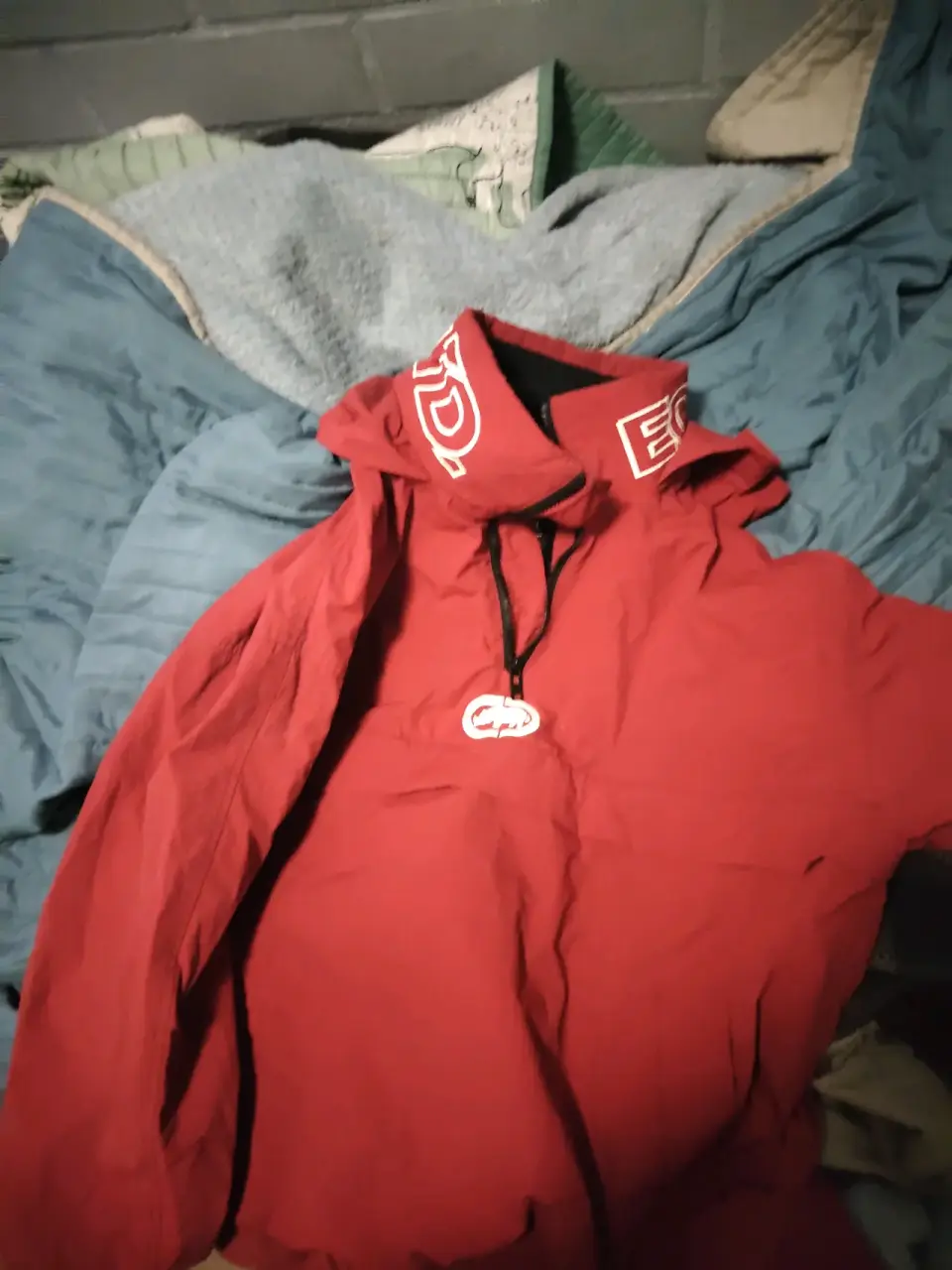 Chaqueta roja con capucha marca ecko - miniatura 1