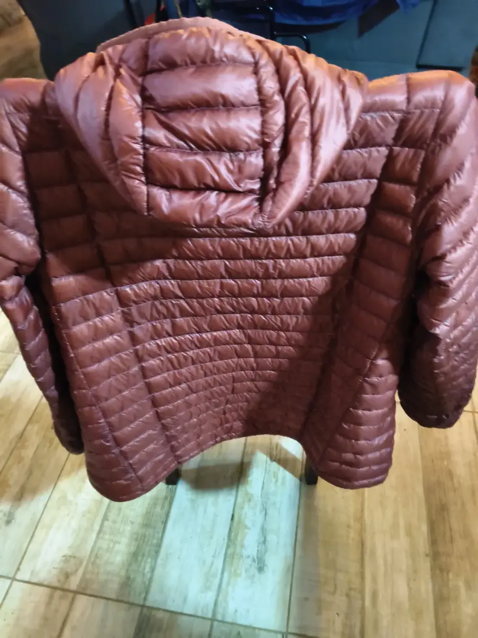 Chaqueta acolchada marrón con capucha - miniatura 2