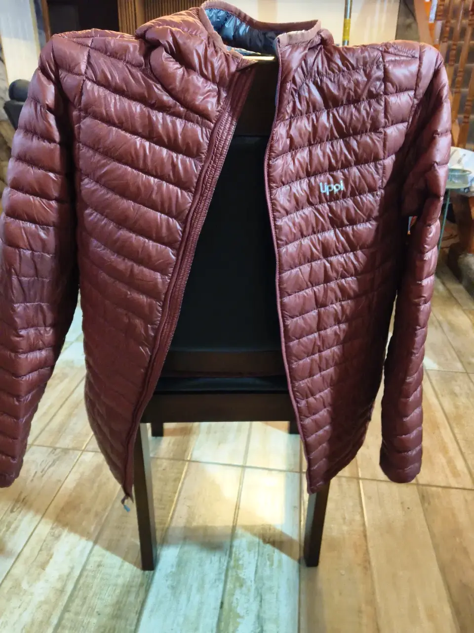 Chaqueta acolchada marrón con capucha - miniatura 4