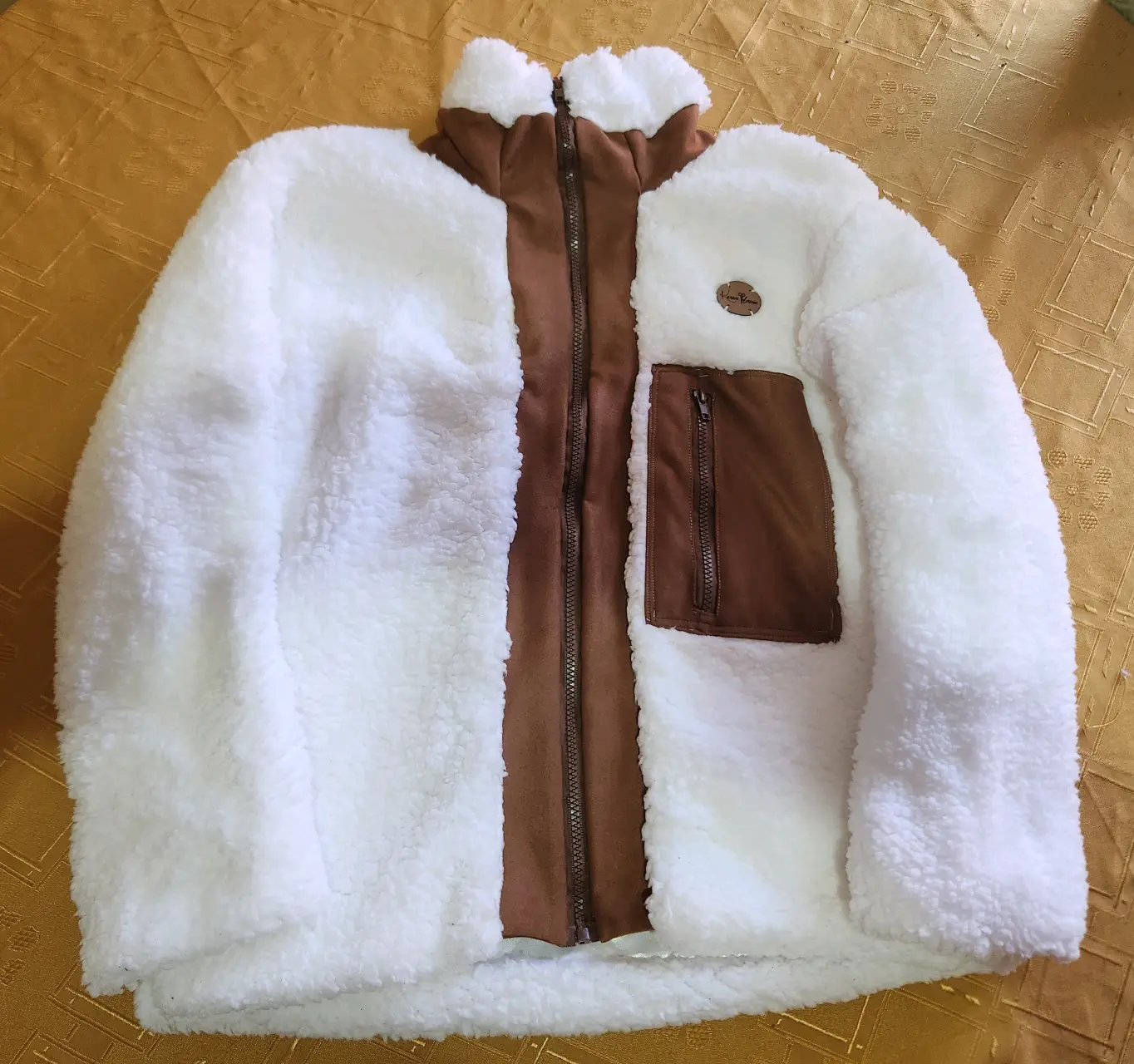 Chaqueta polar blanca y marrón