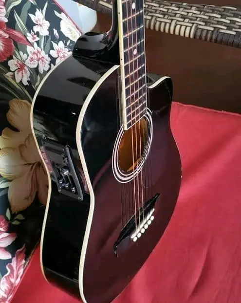 Guitarra electroacústica negra