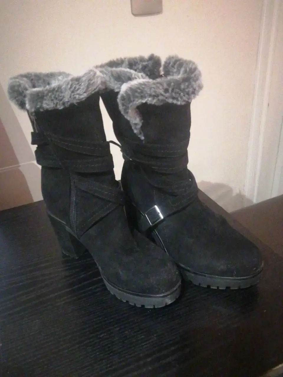 Botas negras con forro de piel