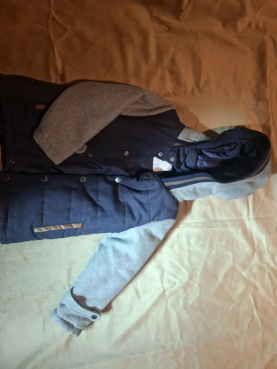 Chaqueta azul con capucha