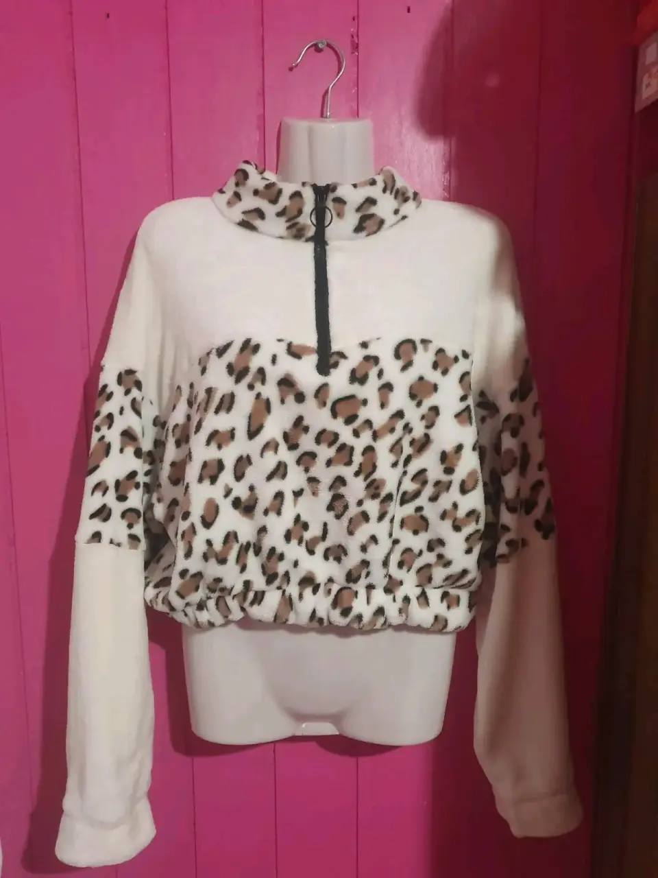 Polerón con diseño de leopardo