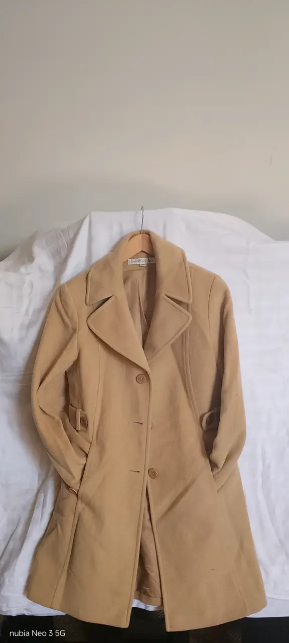 Abrigo beige elegante - miniatura 1
