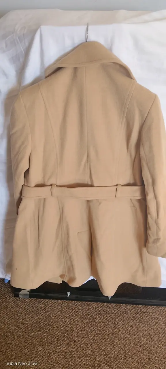 Abrigo beige elegante - miniatura 3