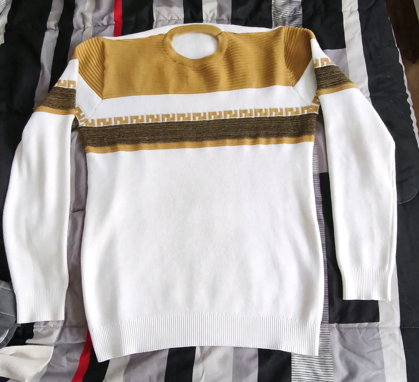 Suéter blanco y dorado