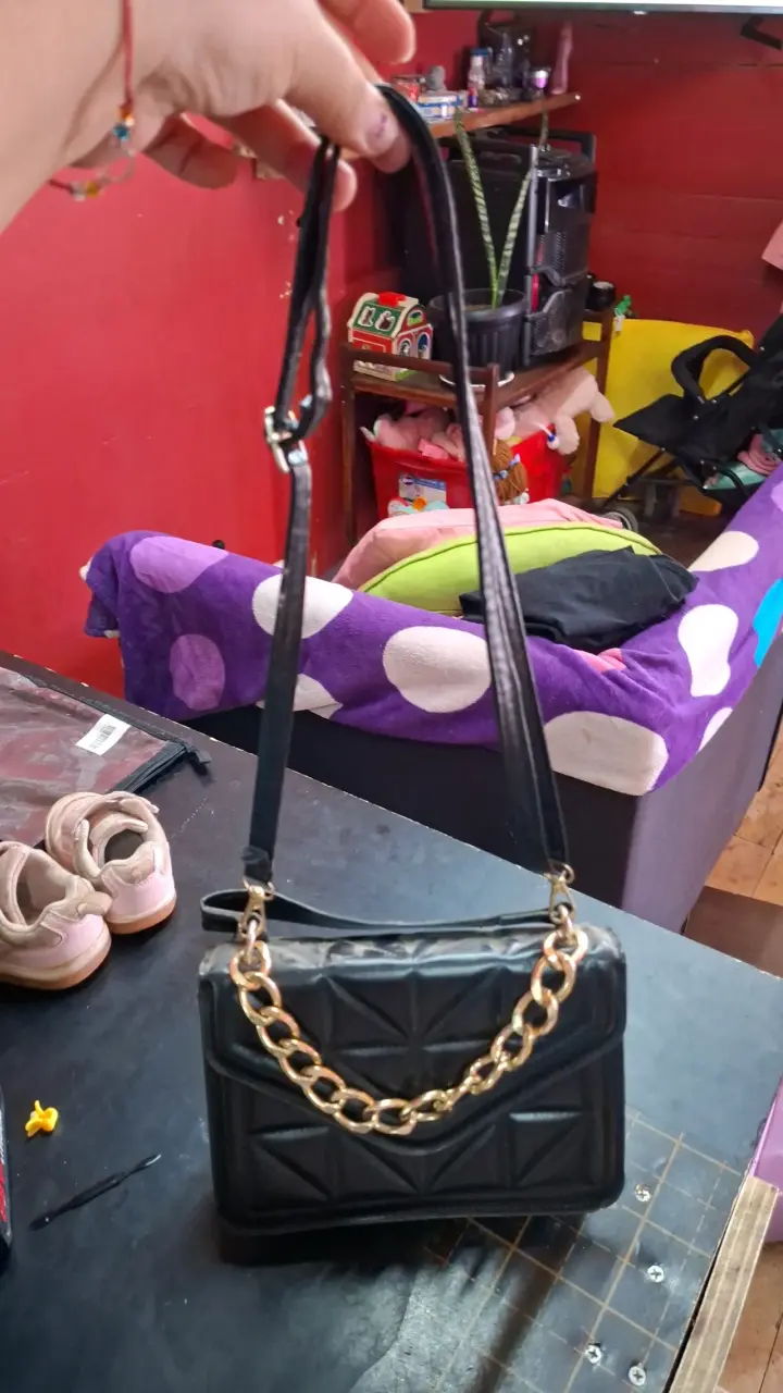 Cartera negra con cadena dorada