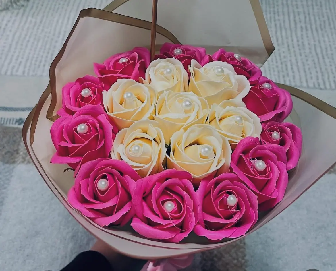 Ramo de rosas artificiales con peluche - miniatura 2