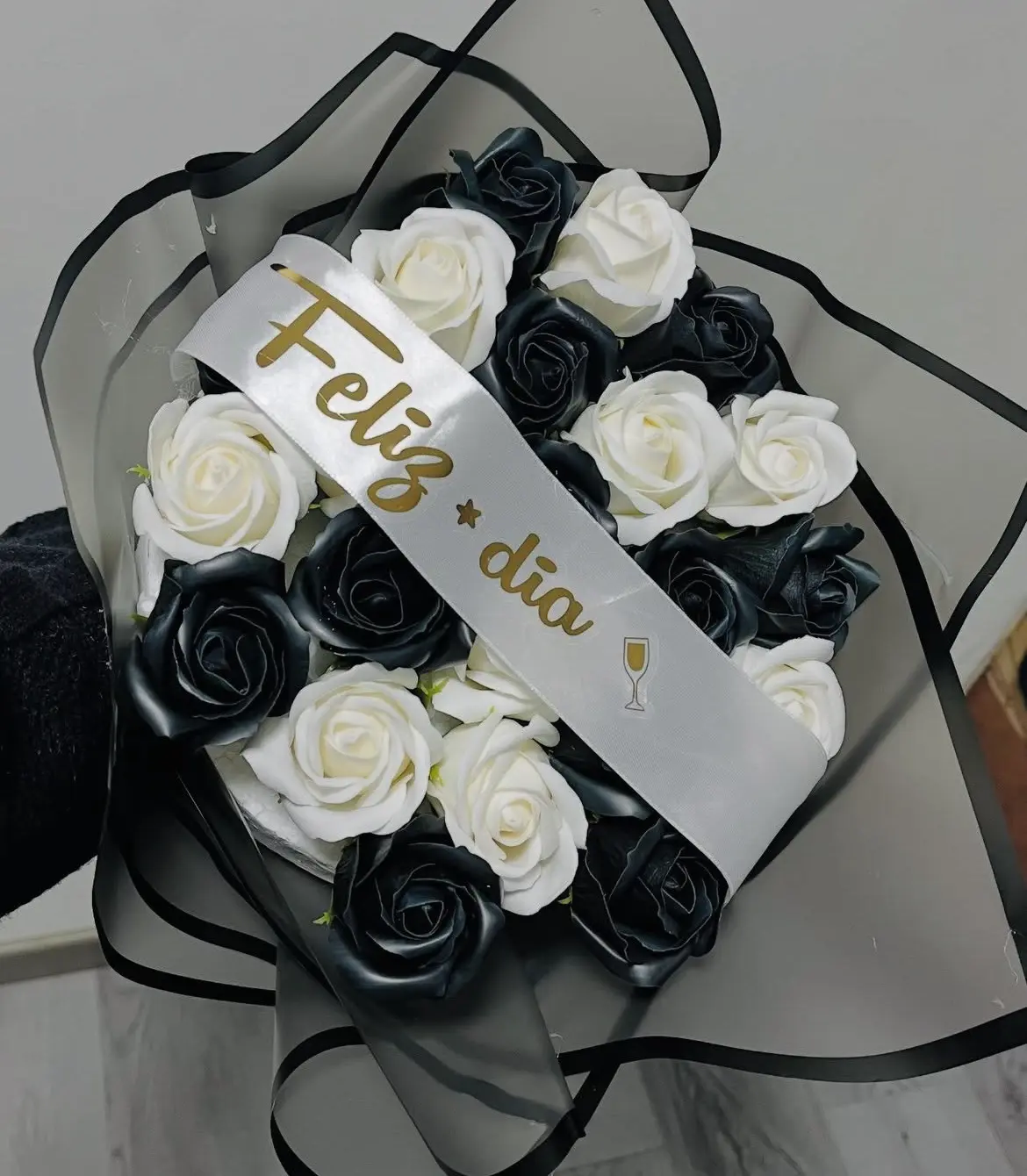 Ramo de rosas artificiales con peluche - miniatura 3