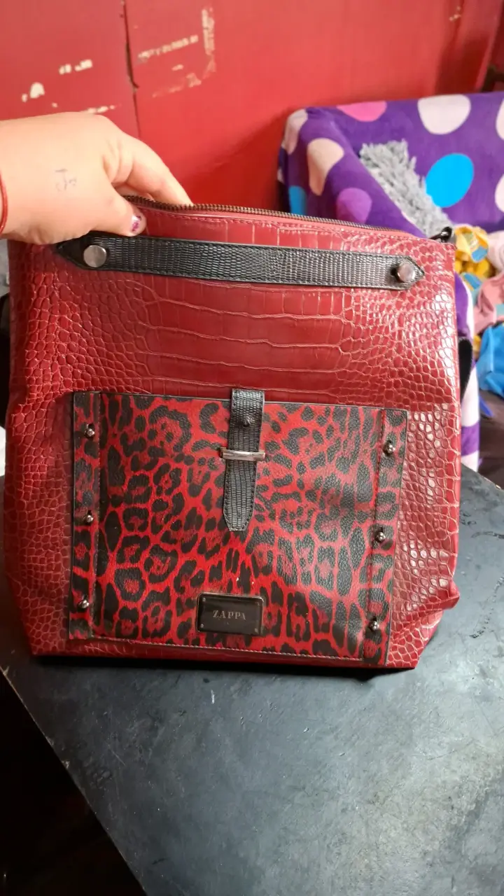Cartera roja con estampado animal