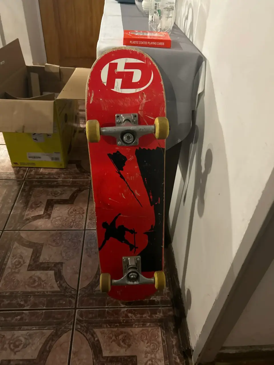 Skateboard rojo con diseño - miniatura 1