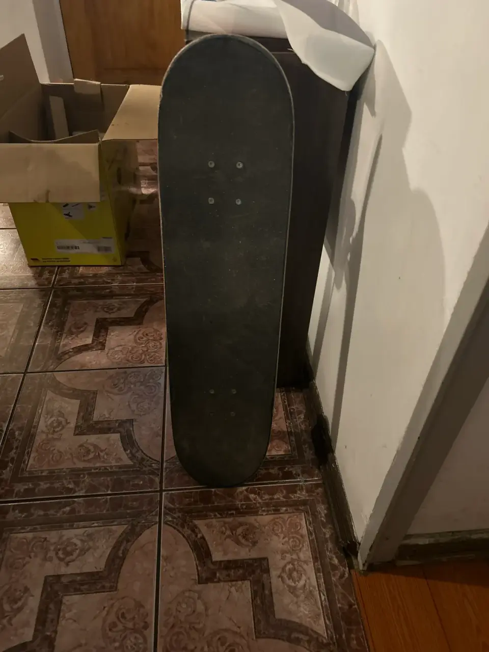 Skateboard rojo con diseño - miniatura 2