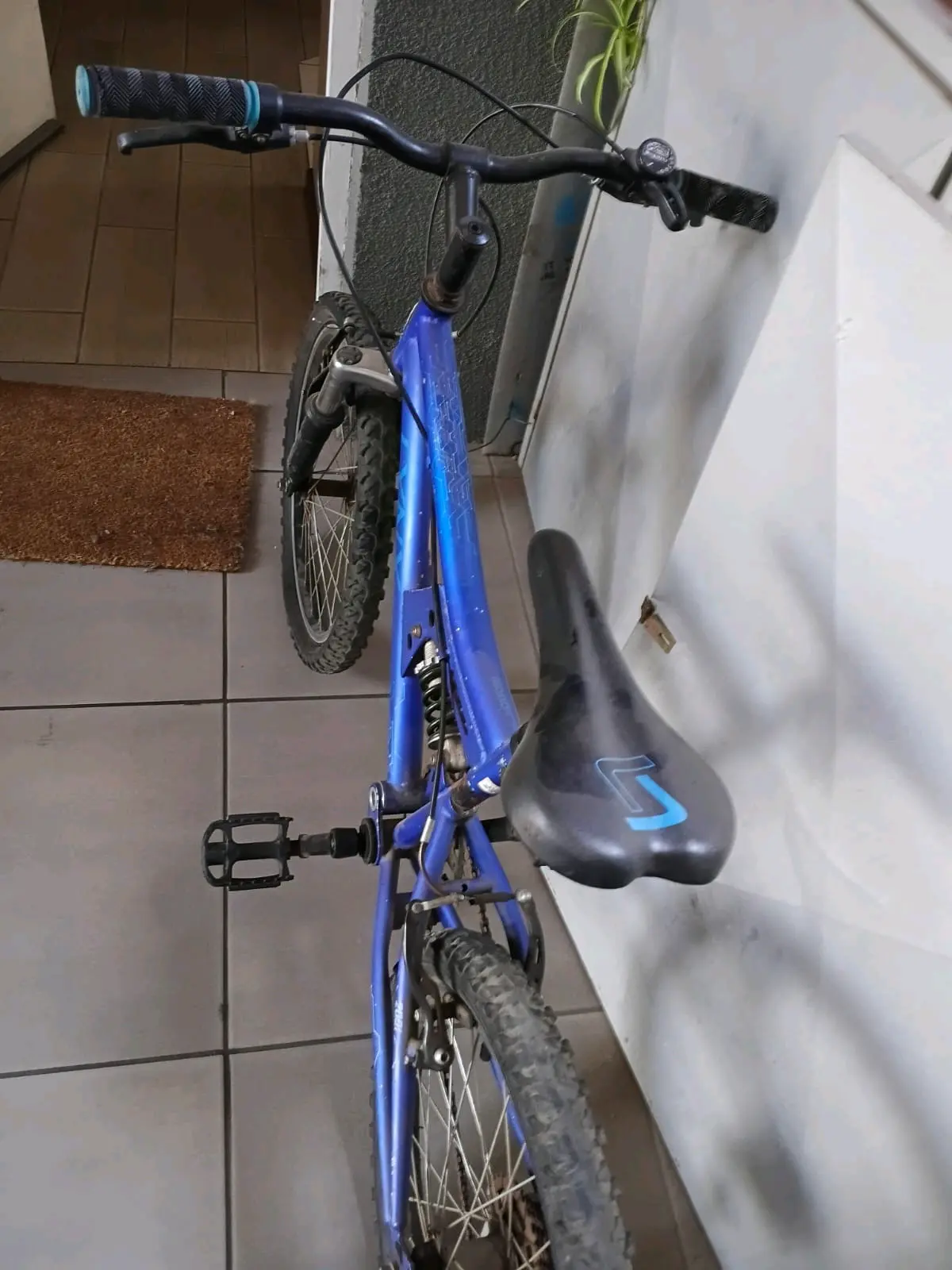 Bicicleta montaña azul - miniatura 1