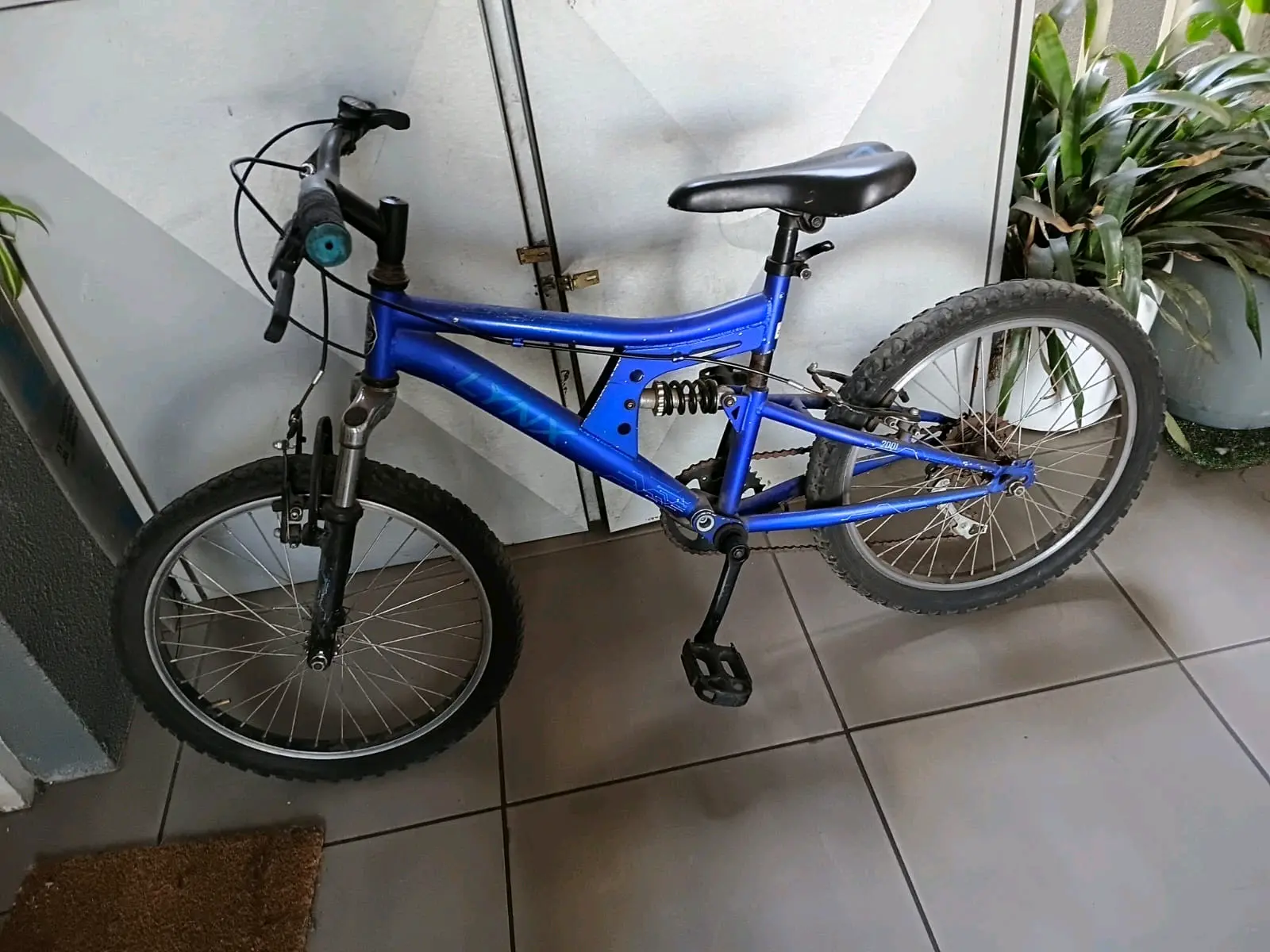 Bicicleta montaña azul - miniatura 4