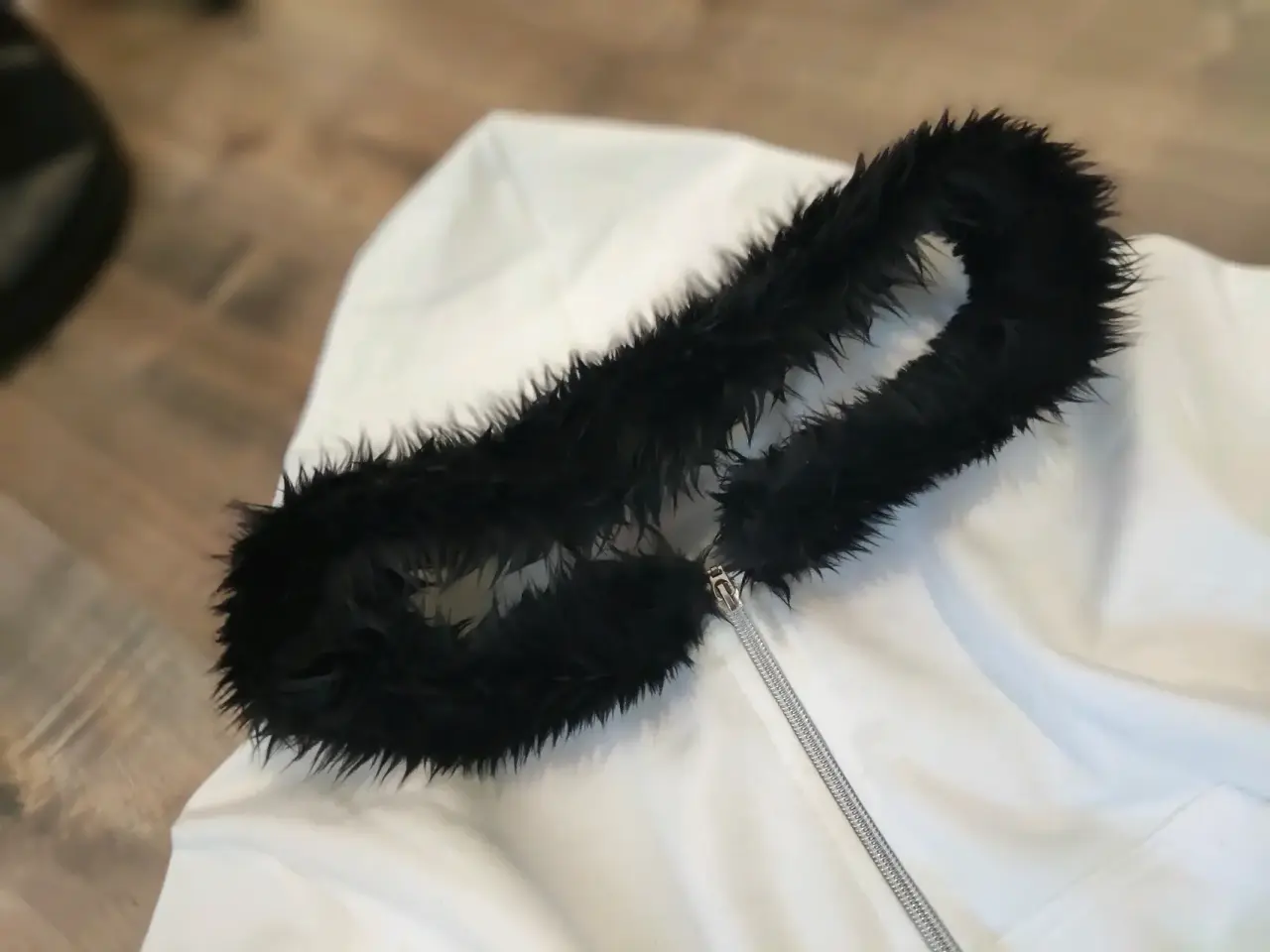 Polerón negro con capucha peluda - miniatura 4