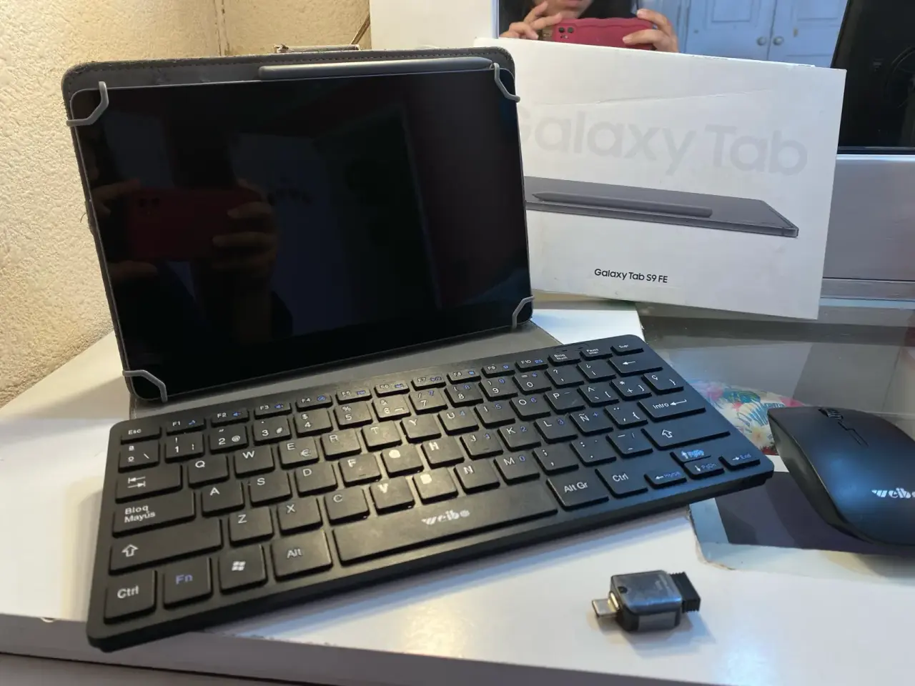 Galaxy Tab S9 FE con teclado y accesorios - miniatura 1