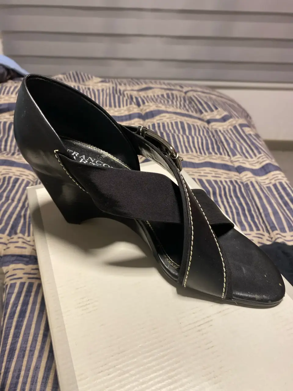 Zapato de tacón negro elegante - miniatura 1