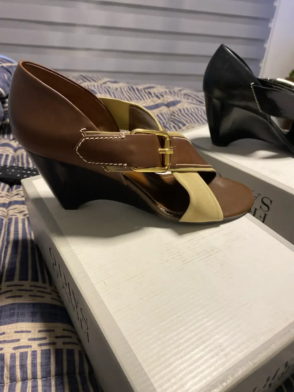 Zapato de tacón negro elegante - miniatura 2