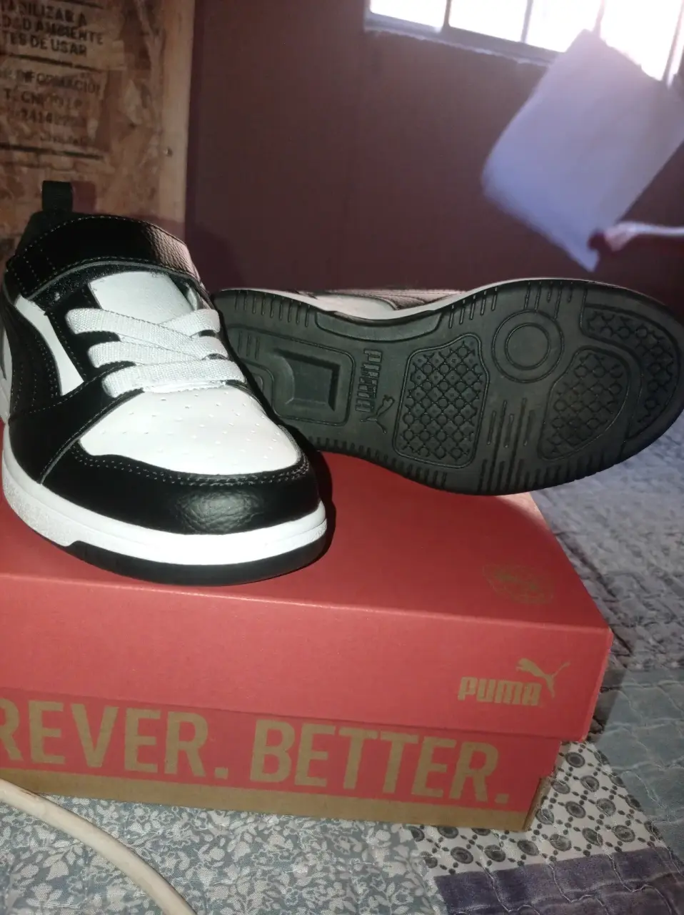 Zapatillas deportivas blancas y negras - miniatura 2