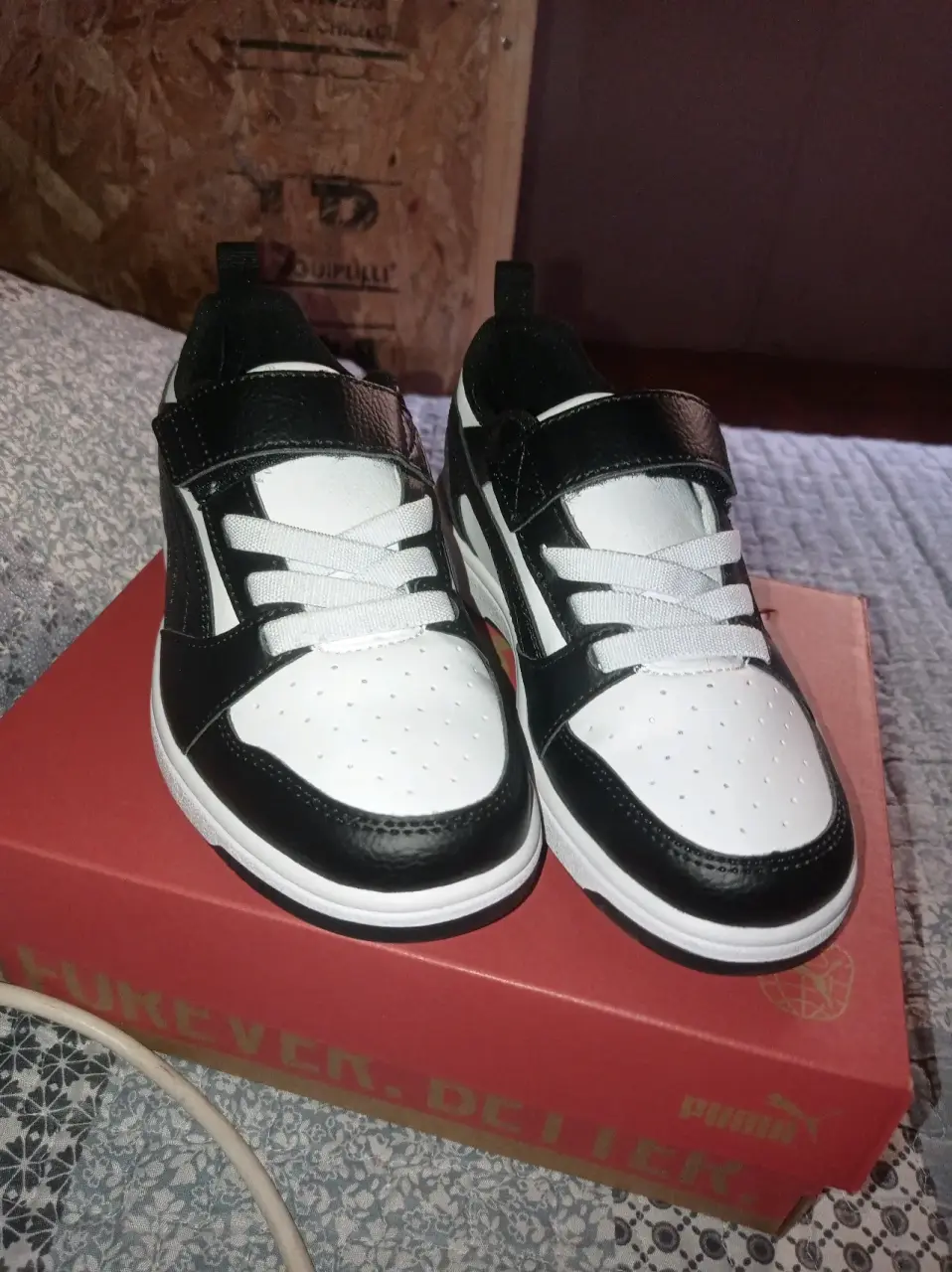 Zapatillas deportivas blancas y negras - miniatura 3