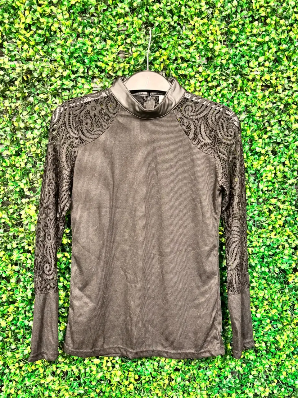 Polera negra con encaje