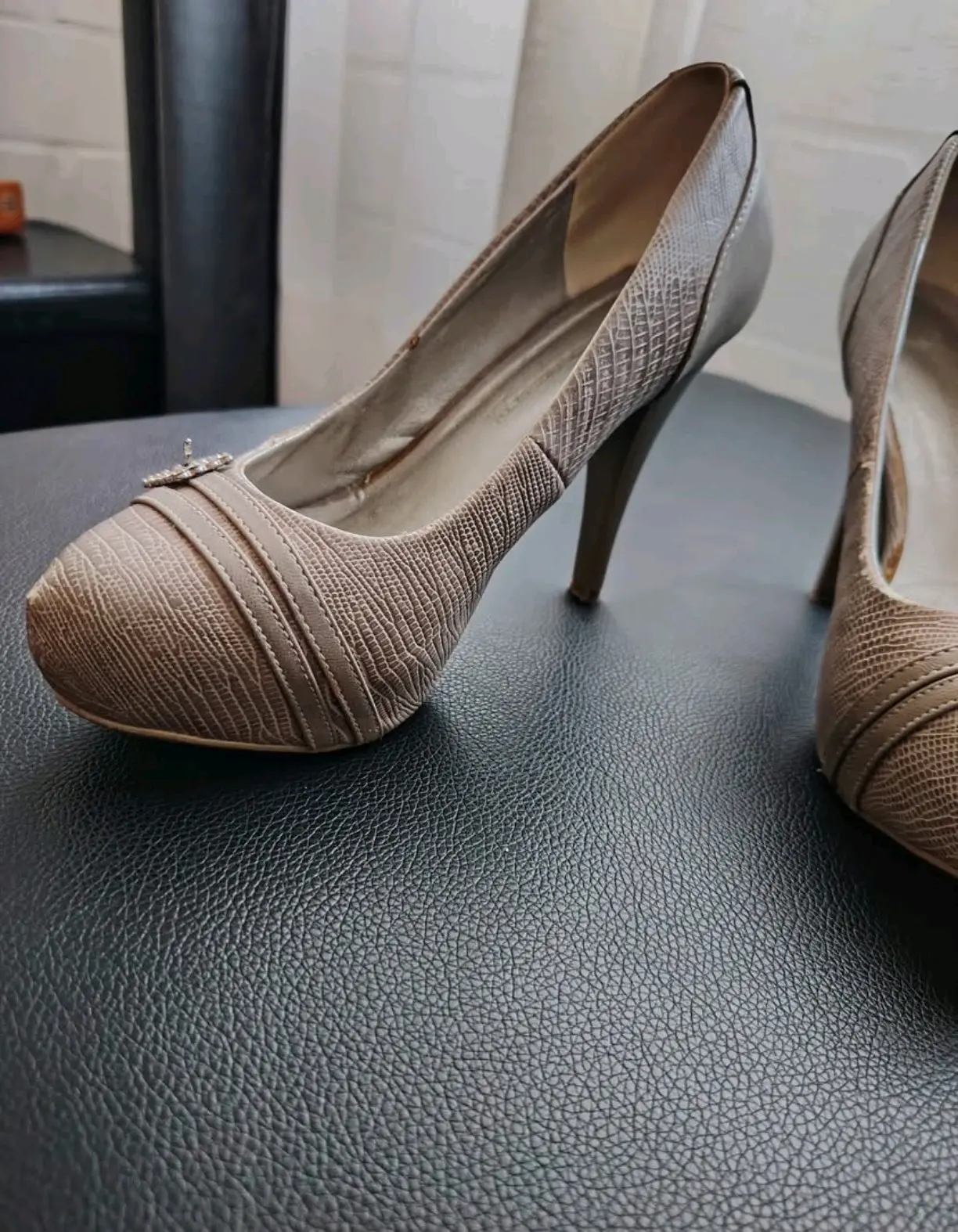 Tacones beige elegantes - miniatura 4