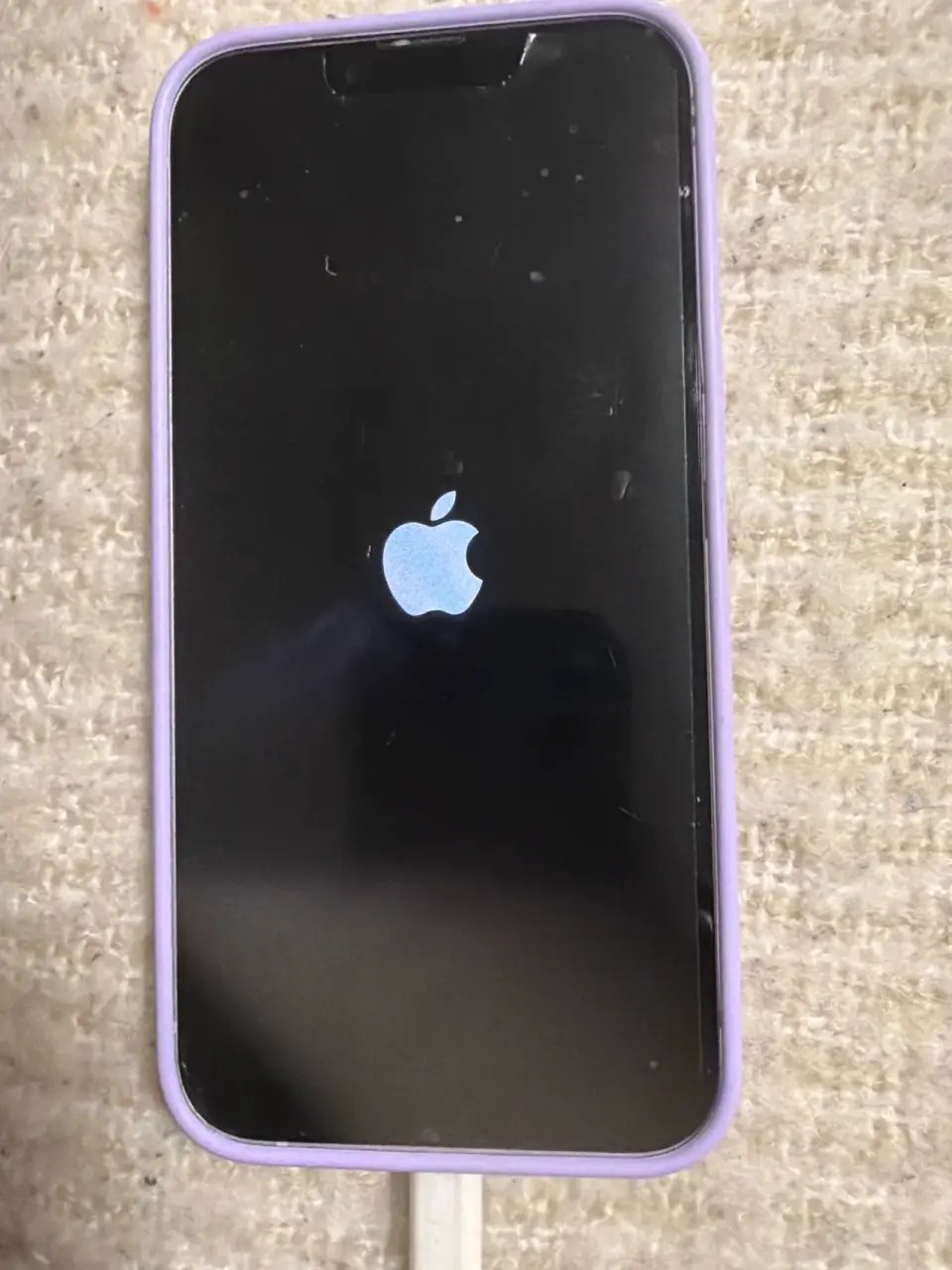 iPhone con carcasa lila - miniatura 1