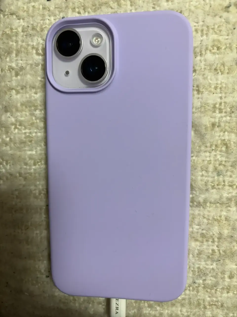 iPhone con carcasa lila - miniatura 2