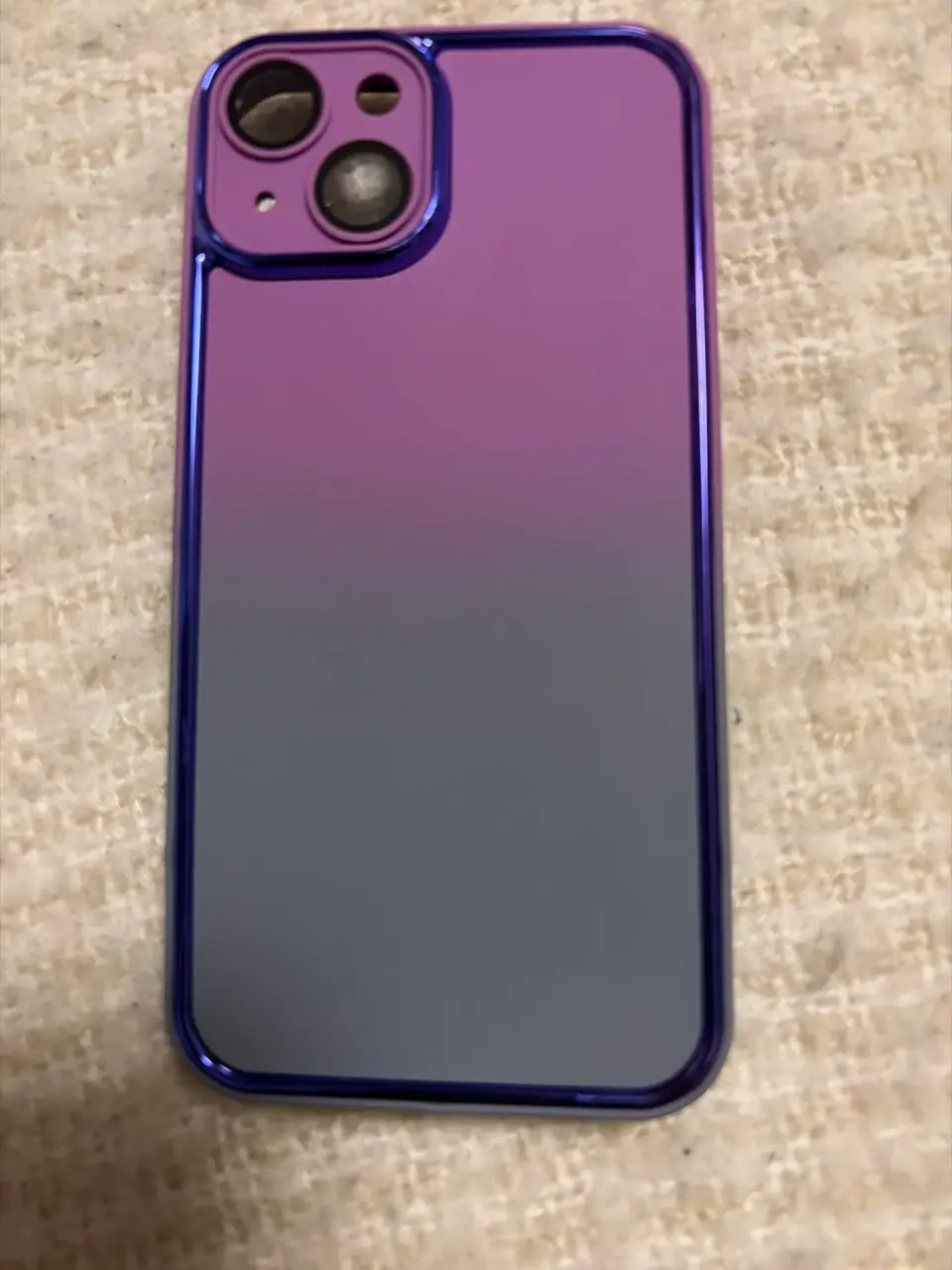 iPhone con carcasa lila - miniatura 3