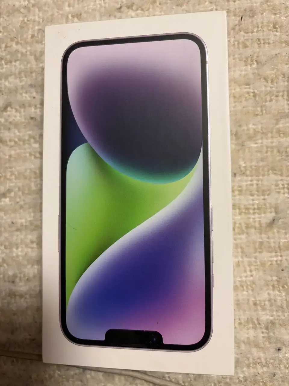 iPhone con carcasa lila - miniatura 4