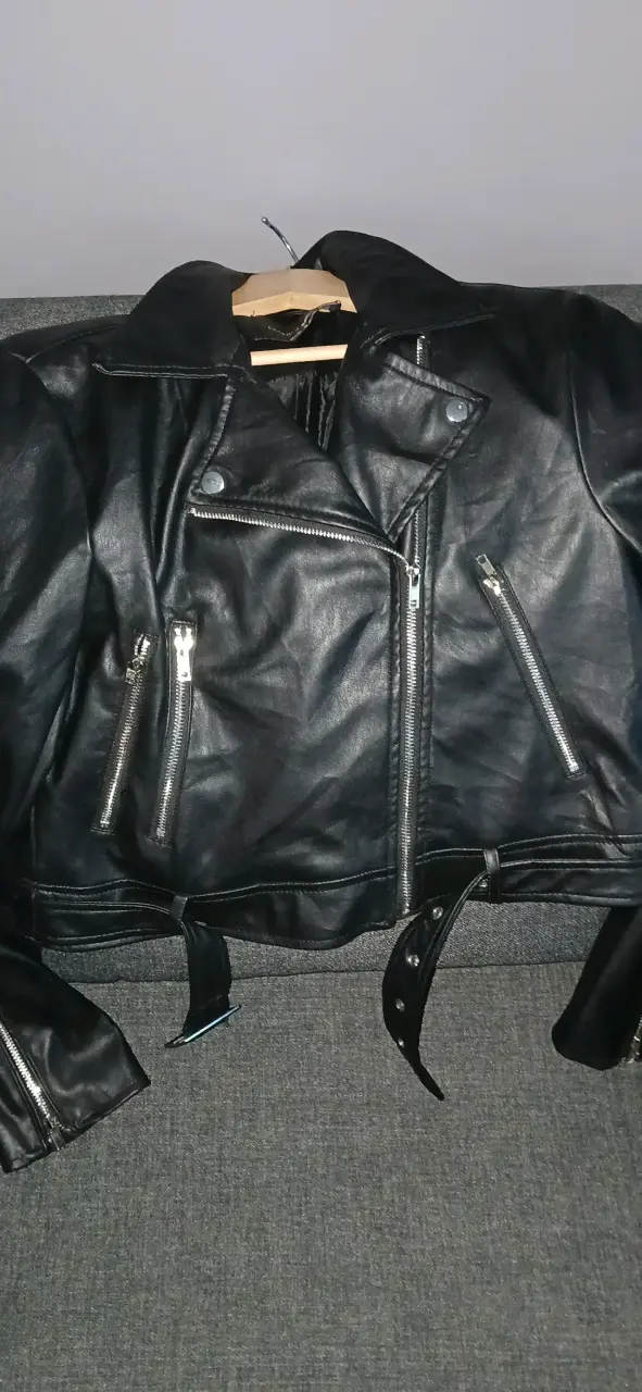 Chaqueta negra de cuero - miniatura 1