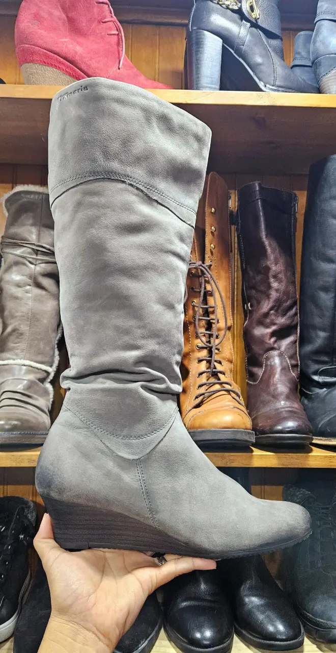 Botas de curro,  altas grises con taco.