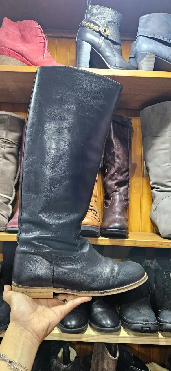 Bota negra de cuero