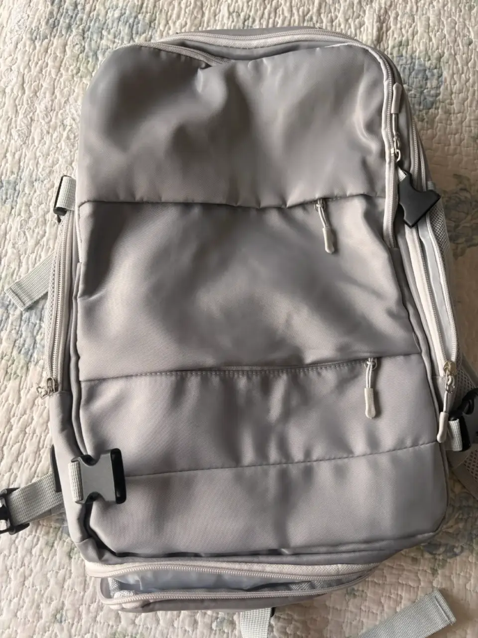 Mochila gris multiuso