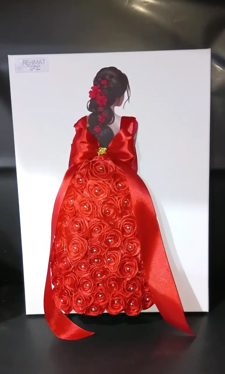 Cuadro con diseño de vestido rojo rosas eternas