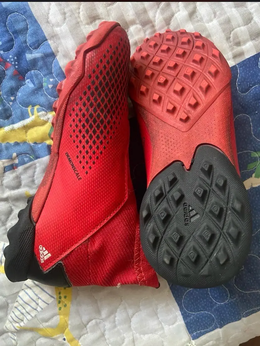 Zapatos de fútbol rojos adidas