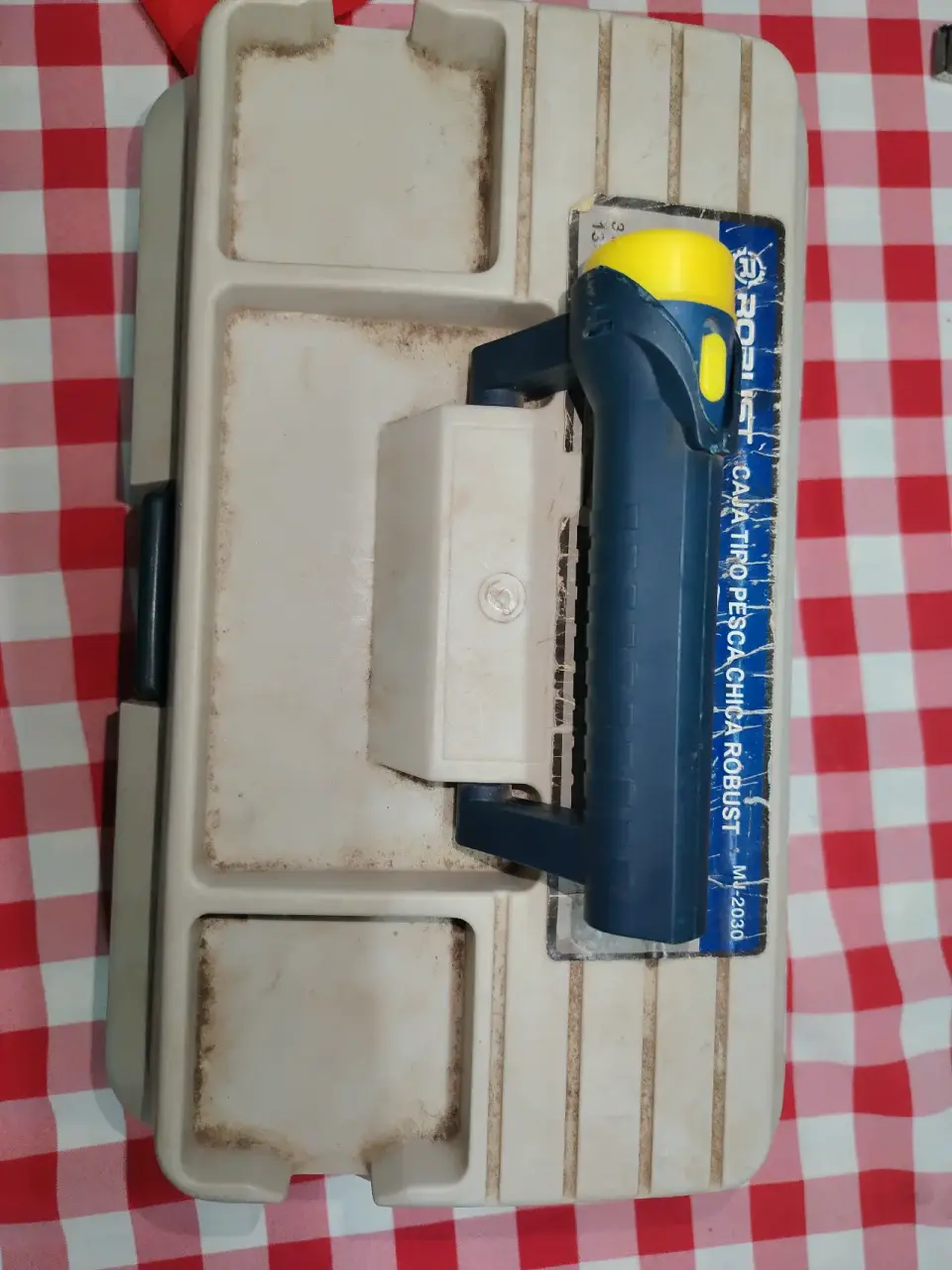 Caja de pesca robusta con accesorios