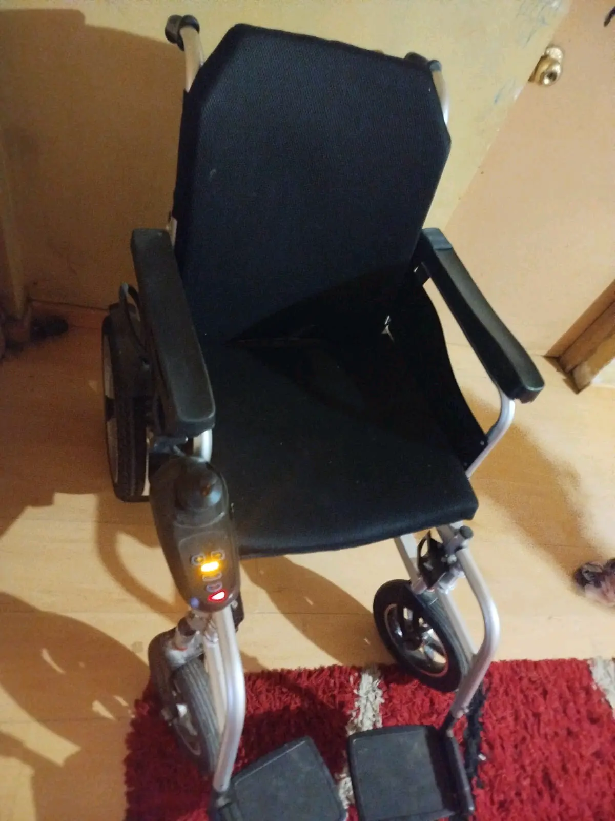 Silla de ruedas eléctrica plegable - miniatura 1