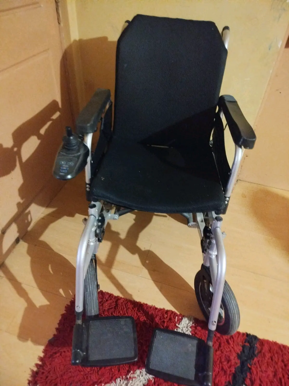 Silla de ruedas eléctrica plegable - miniatura 2